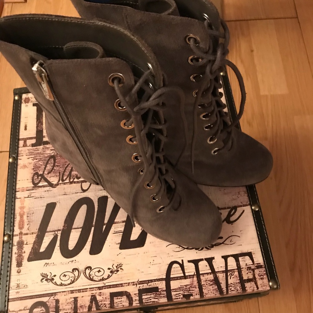 Boot - Picture 2 of 5